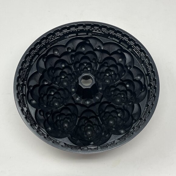 Nordic Ware Holiday Tree Bundt Cake Pan 10 cups cast aluminum EUC - Picture 7 of 8